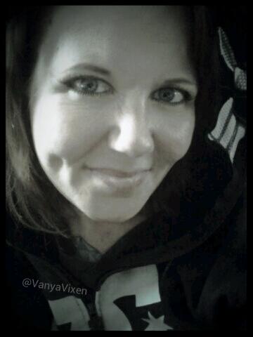 Muggin in my DC hoodie #rainyday #selfie http://t.co/FuJkqLroFb<a href="/tag/rainyday"class="tags">#rainyday</a><a href="/tag/selfie"class="tags">#selfie</a>