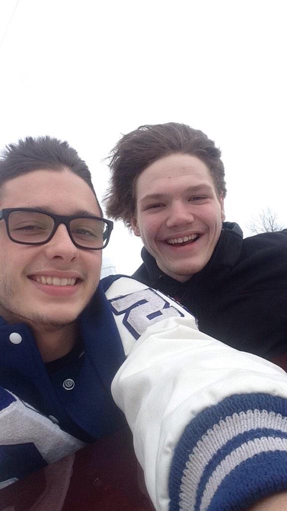 AustinxRandy's tweet image. Pic 3. Out the sun roof. Pretty warm.🌞