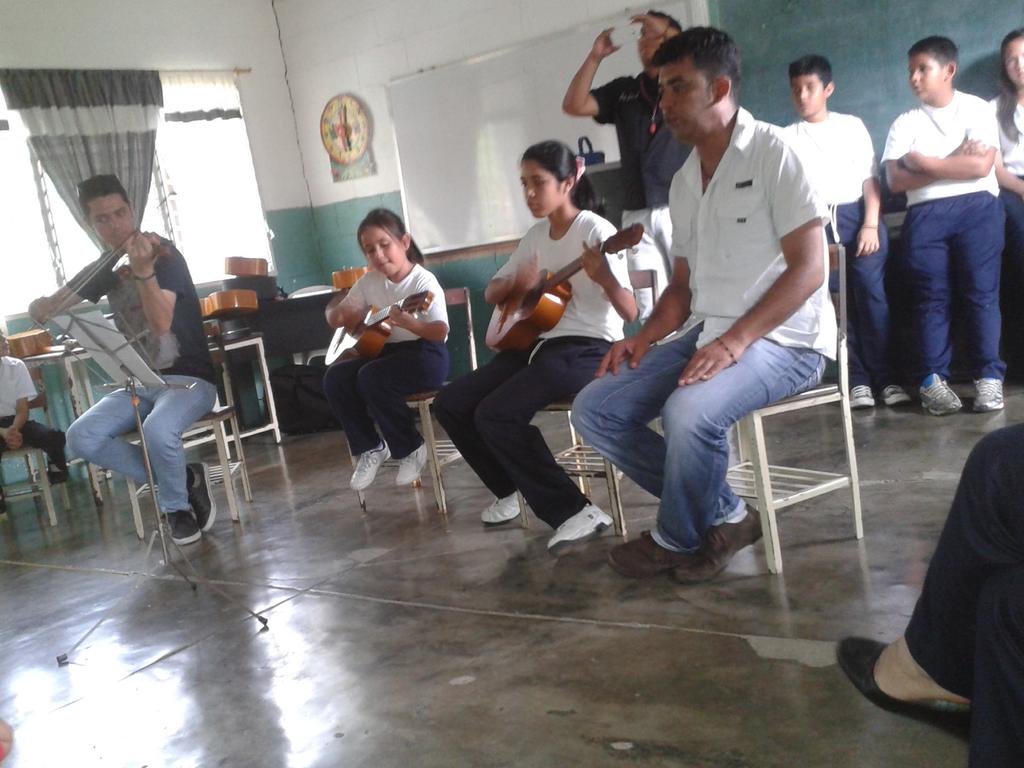 lisethzerpa29h's tweet photo. RECITAL de cuatro Modulo Mesa Bolivar Edo- Merida #ElSistemaCumple40 @nucleodpr @elsistema http://t.co/nbgX46i8YJ