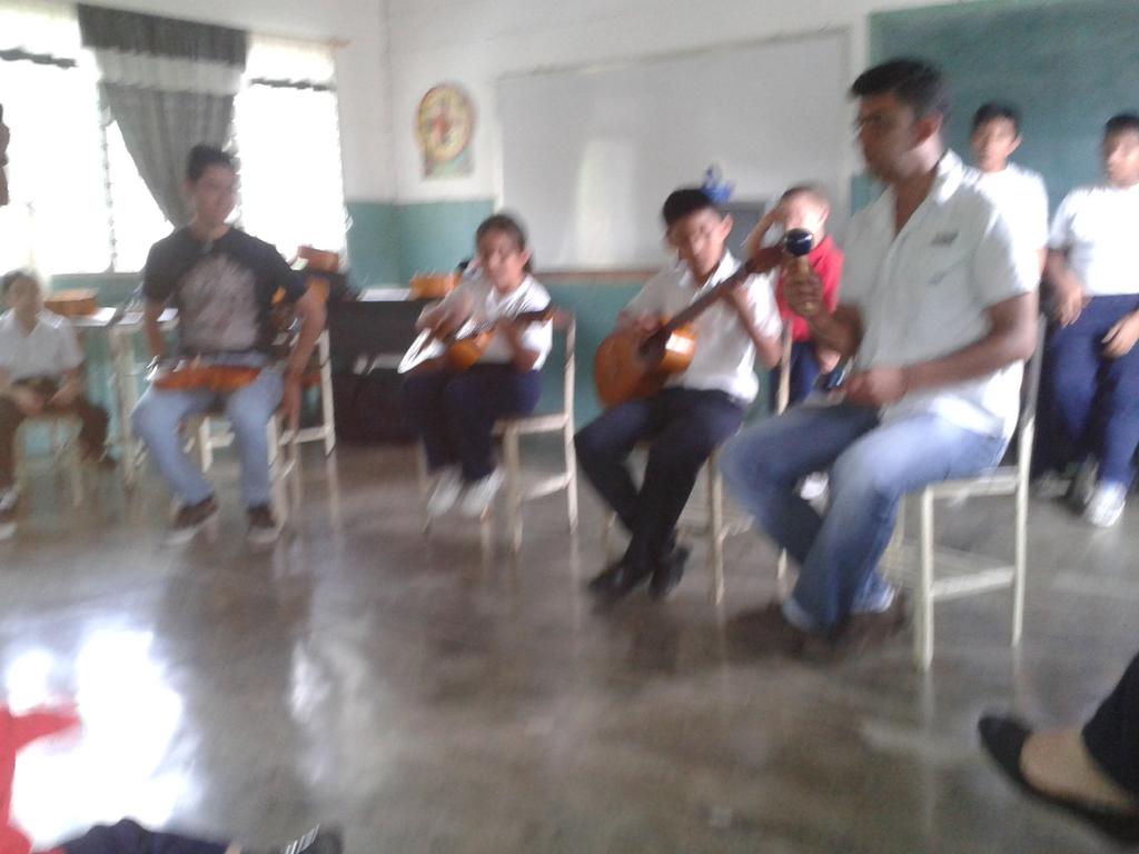 lisethzerpa29h's tweet photo. Recital de cuatro Moliendo Café Mesa Bolivar Edo- Merida #ElSistemaCumple40 @nucleodpr @elsistema http://t.co/RamVxL7xck
