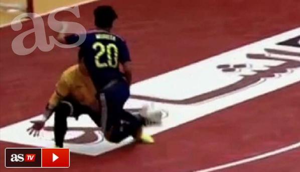 diarioas's tweet photo. ¿Puede ser este el mejor gol de fútbol sala de la historia?
http://t.co/EC0TO9Bafn vía @AS_TV http://t.co/nVXRbXc9Bt