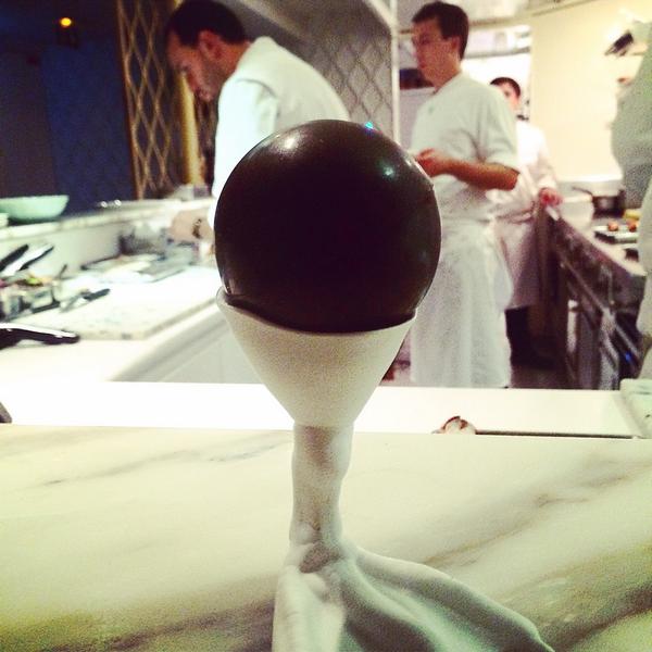 JF_Piege's tweet photo. Boule chocolat ... Bonne fin de soirée à tous #endirectdurestaurant #restaurantjeanfrancoispiege http://t.co/Q5jf2QKJmW