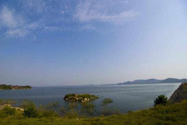 GoChhattisgarh's tweet photo. #DudhawaDam has been constructed over Mahanadi River in #Dhamatri .The construction of dam was finished in 1964 http://t.co/bDrQ8DMASX