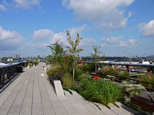 Siwat_Sieng's tweet photo. The final section of the @highlinenyc is now open; if you have some free time its definitely worth checking out. http://t.co/blfjRq5VeF