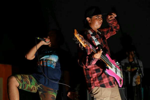 Yang bawa bass bewarna pink, itu namanya bang rafsan. Cakep ya, namanya xD