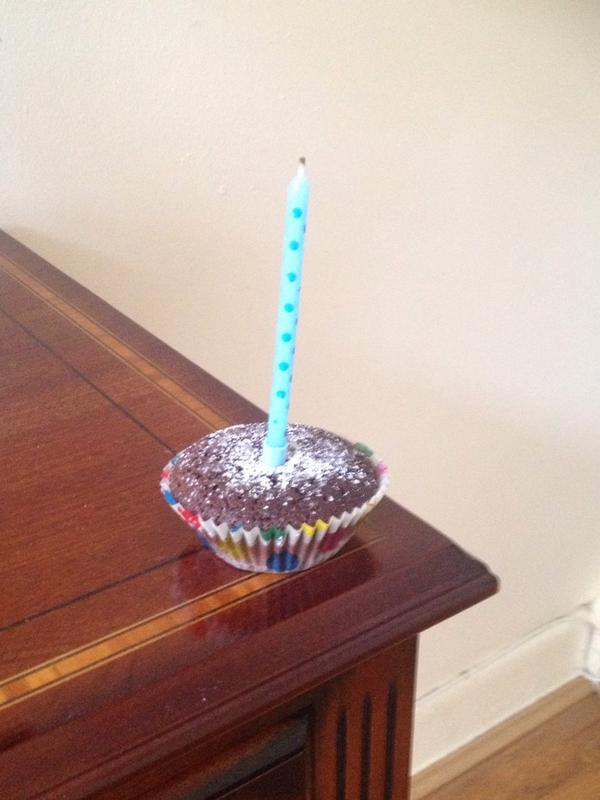 HanaOBrien's tweet photo. @HanaOBrien: @SazKav32 thanks for my birthday cake 😘 #day8 #100happydays #100happymots #littlethings http://t.co/zQl8aO4iOg