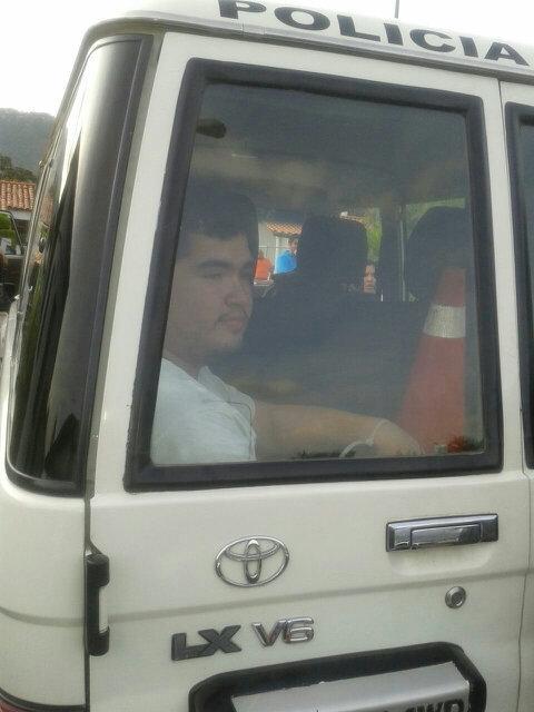 freddyzur's tweet photo. Hijo de un Coronel detenido en Fuerte Tiuna por la fuerza, en desalojo de viviendas militares. http://t.co/8sRE4sHW5B.