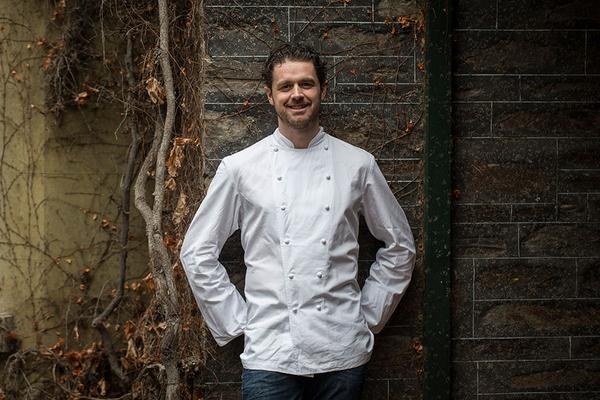 QuestTV's tweet image. Tonight at 9pm in #NomadChef @Zonfrillo hopes to learn the foraging and cooking techniques of the Yakel people.