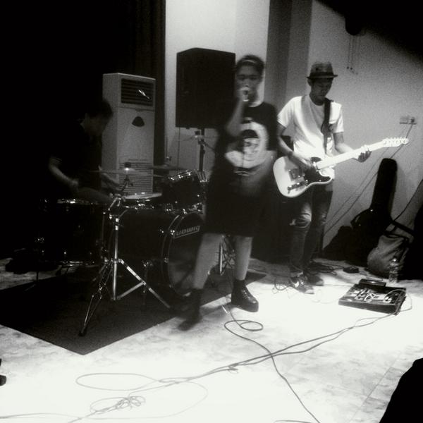 NoStereoYellow's tweet photo. NSY at @FLOSSthefinest Afternoon Gathering. Pic by @widyarosena. http://t.co/HTX8lYAhUQ
