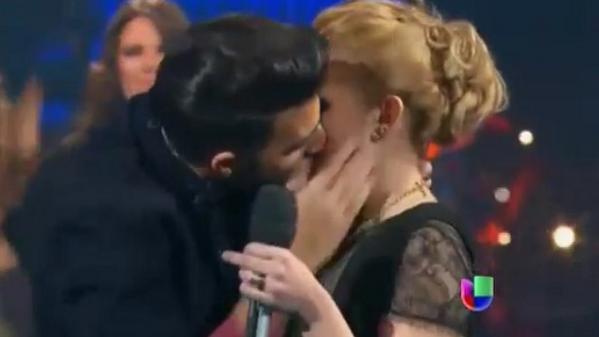JencarlosNews's tweet photo. Capturas: EL BESO de @dove_212 y nuestro @jencarlosmusic. (02) 😂💋 http://t.co/pDoz8La75F