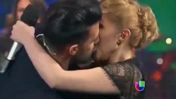 JencarlosNews's tweet photo. Capturas: EL BESO de @dove_212 y nuestro @jencarlosmusic. (02) 😂💋 http://t.co/pDoz8La75F