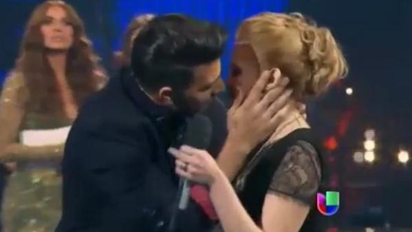 JencarlosNews's tweet photo. Capturas: EL BESO de @dove_212 y nuestro @jencarlosmusic. (02) 😂💋 http://t.co/pDoz8La75F