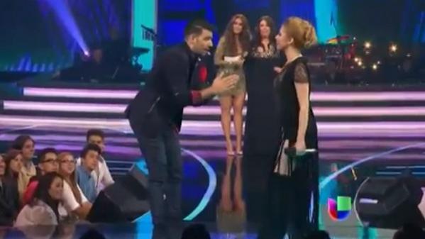 JencarlosNews's tweet photo. Capturas: EL BESO de @dove_212 y nuestro @jencarlosmusic. (01) 😂💋 http://t.co/dkekTU9aGd