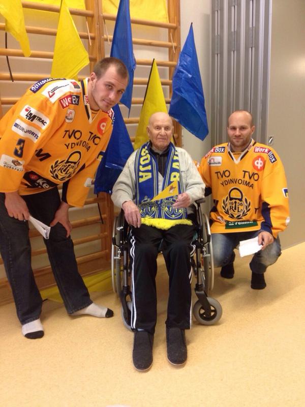 raumamboja's tweet photo. Syvä kunnioitus. Niilo Koivukoski - seuran tukena sen syntymästä asti. http://t.co/4hLa0Amj49 #Lukko #liiga http://t.co/sSFRv55wmC