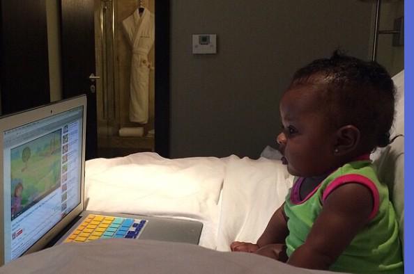 ParadiseRiri's tweet photo. Majesty computer guru #Rihanna #computerpro #watchingRirivideos http://t.co/i7yxRCfrxy