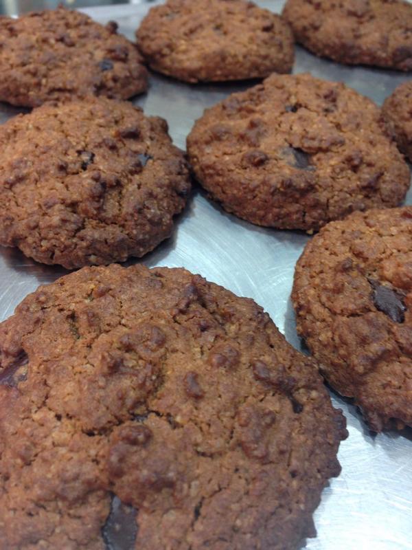 Calentito_Elche's tweet photo. Ya han vuelto!!! GALLETAS ANA SÁEZ!!! Galletas integrales de avena y chocolate diet!! Deliciosas!! http://t.co/vT5Nm7lqvL