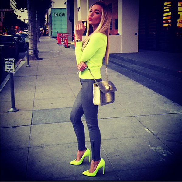 ivylayne_music's tweet photo. #neonmode 🍋 #LightMeUp up up http://t.co/VClqQgOhmc