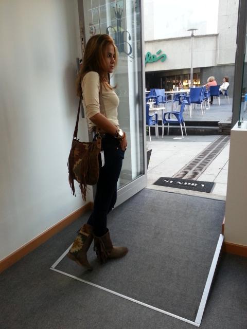 AlexlaShoes's tweet photo. ....Bota y bolso de Howsty by Alexla!!! Uneté a la tendencia de los flecos que son la última de esta temporada :) http://t.co/zDIh8aHuNP
