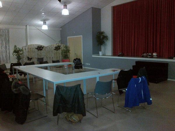 Koning40's tweet image. Even lekker met z'n allen aan de koffie! En dus een lege zaal! #ehbo #oudepekela #debinding