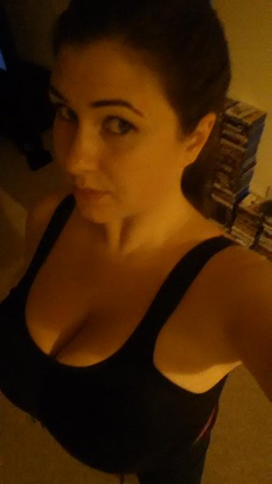 Time for workout...boobies squished in to a sportsbra! #workout #healthyliving http://t.co/AF5qed3xC