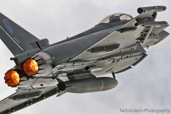 NeilJackson10's tweet photo. @BAESystemsAir @NatMakepeace Scratch that sorry! This is my favourite. #Typhoonjet #Typhoonwatch #WantThatWatch http://t.co/yXkm2Wv2TK