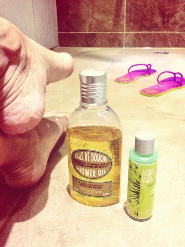 yendy_melissa's tweet photo. Lista p/ un delicioso baño con mi #OilShower y mi #LimpiadorFacial de #Loccitanepy #MejorMomentoDelDía @AphroditePy 🛀 http://t.co/BMmKpUUS4P