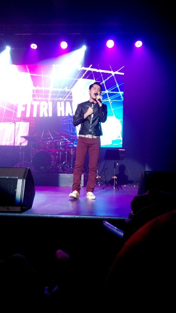 FitriHakimCrews's tweet photo. Hello. Gile tak rindu? Mesti lah rindu! Lagi lagi Fitri Hakim kan kan. Nah belanja http://t.co/6vamnk0RBv