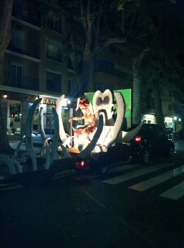 Teresacursa's tweet photo. Espectacular cabalgata de la mejor @Acf_Ferroviaria 👌👏 http://t.co/6SjDPzNAQU