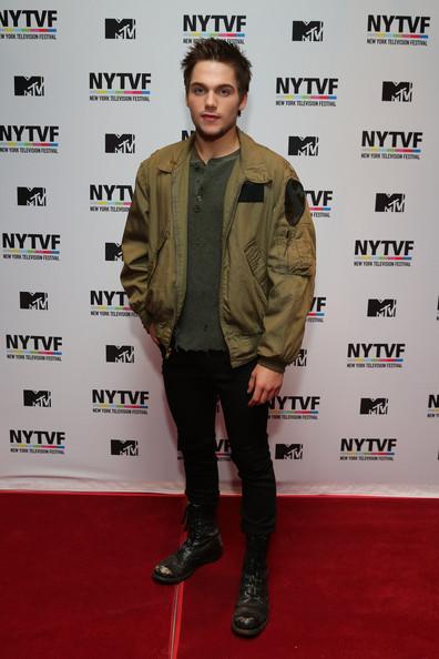 SprayberryPT's tweet photo. Dylan no evento Teenage Wasteland em Nova Iorque. http://t.co/ucIbtaq9Lj