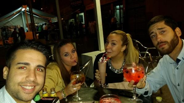 Fran89C's tweet photo. Copaso gordo con mi @LinaaSF  @IrissJP  @AntonioGarca  Vivan los gintonic bueno http://t.co/ERCcPReUOR
