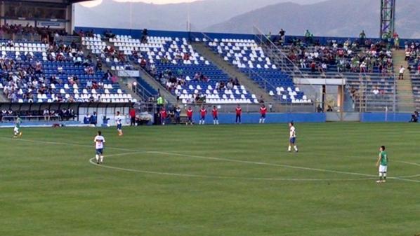 Franco__UC's tweet photo. Noten el precalentamiento de la banca en pleno partido parados #LosCruzados #católica http://t.co/9rQNoNdoKJ