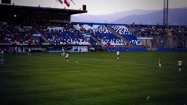 Franco__UC's tweet photo. Noten el precalentamiento de la banca en pleno partido parados #LosCruzados #católica http://t.co/9rQNoNdoKJ