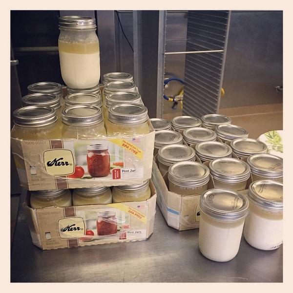 robertmagness's tweet image. A lot startin&apos; here. #breadhumor #sourdouughstarter #speakeasybakery ift.tt/1rArckj