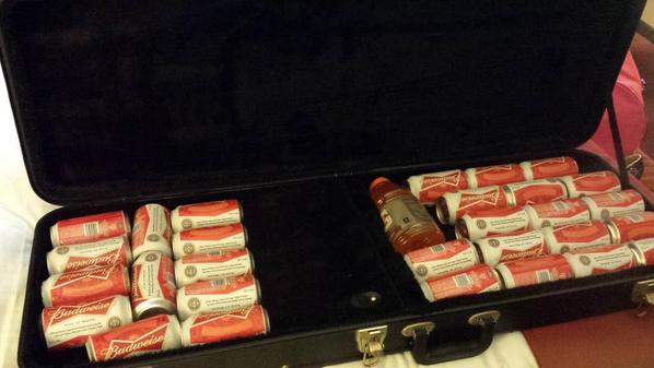 Kevinn_Fitz's tweet photo. FYI: a 30 case fits perfectly in a guitar case.  #ac #houdini #lifehacks http://t.co/vBblSj4r7N