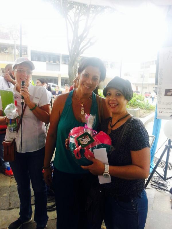corazones_rosa's tweet photo. Feliz!!
Entregados los primeros corazones donados por @SashaACouture, durante la especial jornada de @Trofeoviviente http://t.co/763NNZakX3