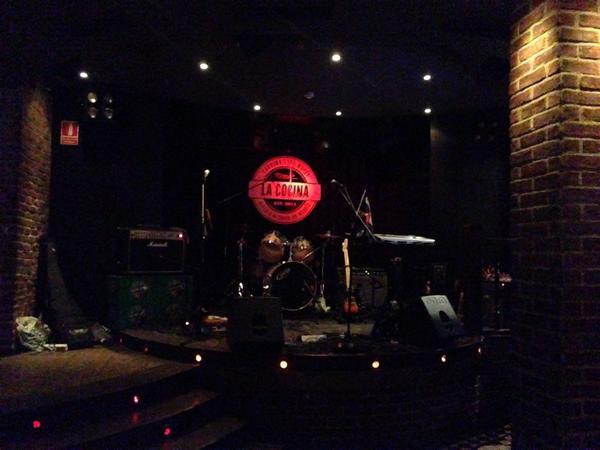 Lets_Go_Dutch's tweet photo. Ya está todo listo para que comience el concierto... sexo, drogas y Let's Go Dutch! http://t.co/X0ogheek8q