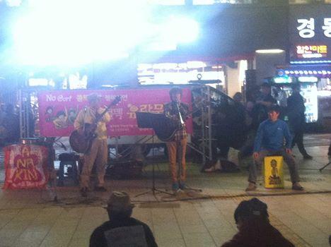 일터에서 쫓겨난 노동자들
 여전히 거리에서 삶을 보내고 있습니다.
기억해주시길 부탁드립니다.
쌍차, 콜트콜텍, 코오롱, 스타케미칼을 비롯한...
이 땅에 모든 해고노동자들을 말입니다...(펌)