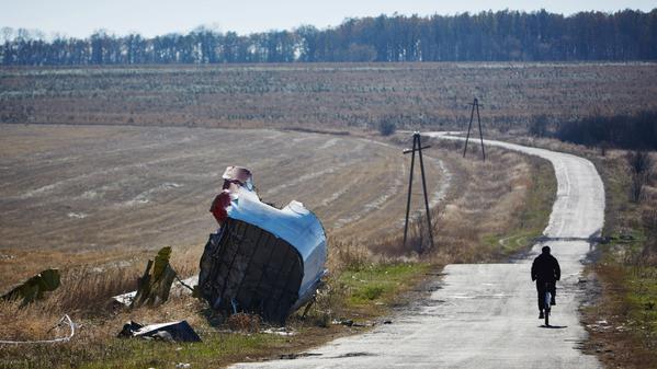 Na 100 dagen staat de tijd nog stil op de rampplek van MH17. Een indrukwekkende fotoserie: nos.nl/l/714013