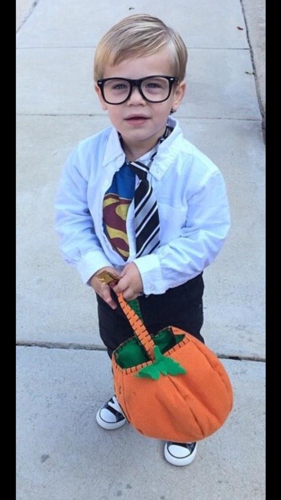 JoJo_Vizz's tweet photo. Little man Killin it #YoungClarkKent http://t.co/vtYKd8v0ac