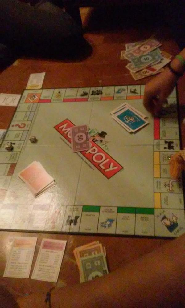MariaMoreno1996's tweet photo. Tarde entretenida💴💵💶💷💰💸💳 @Martanv96 @eloisardriguez @AlejandraCobano @cristinacdm http://t.co/c8JMZkiCEa