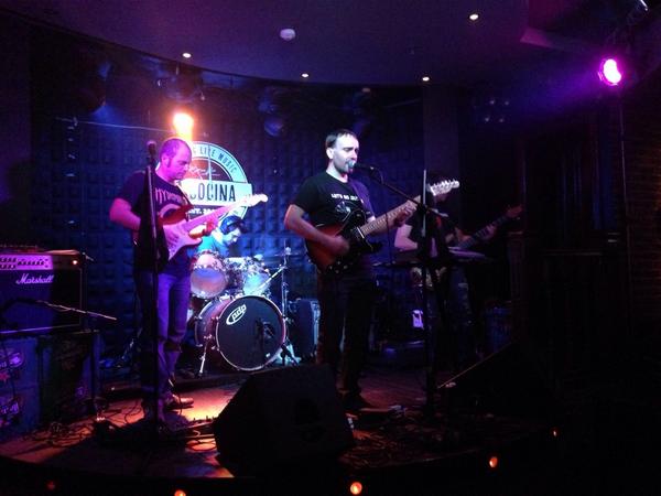 Lets_Go_Dutch's tweet photo. Terminamos nuestro concierto en @CocinaRock con 'Mysterious Nights' http://t.co/pF5dnRrkMS