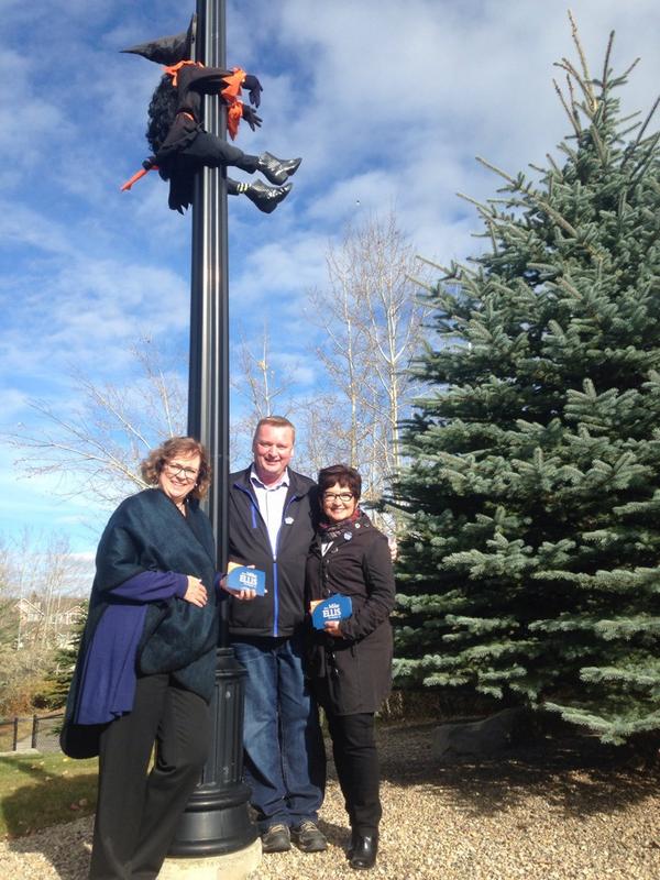 JSRyu2025's tweet photo. Doorknocking w @LindaJohnsonMLA, @MLA_W_Drysdale + wife @SherryADrysdale in #yyc for @MikeEllisPC! #ableg http://t.co/5ahr4OYFbA