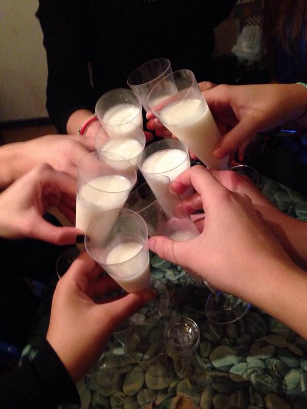 LaChota14's tweet photo. Celebrando el inicio de la temporada 2014-2015 de La Bodega del Yayo Galán @BlancaHerreros @isabelcatona @albagon93 http://t.co/46MareG7kA