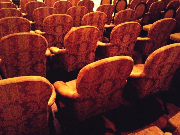 Cozy armchairs await you tonight at An Die Musik. Come enjoy sets at 8pm &amp; 9:30pm. andiemusiklive.com/EvntDtl1.cfm?&…