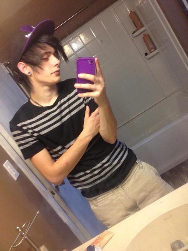 markbuttocks_'s tweet image. I want my hair to grow back out