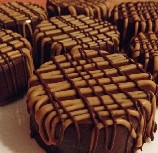 pieceacakeri's tweet photo. Chocolate covered Peanut Butter Oreos w choc &amp; pb drizzle....yum! http://t.co/KaBdarzK9d
