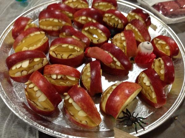 grace_balta's tweet photo. @0983Hackensack @HomeDepot Celebrating $80000 recoveries #SnacksToDieFor#MummyDogs #MudPie #AppleTeeth #SpiderWiches http://t.co/DBxkTBpPaF