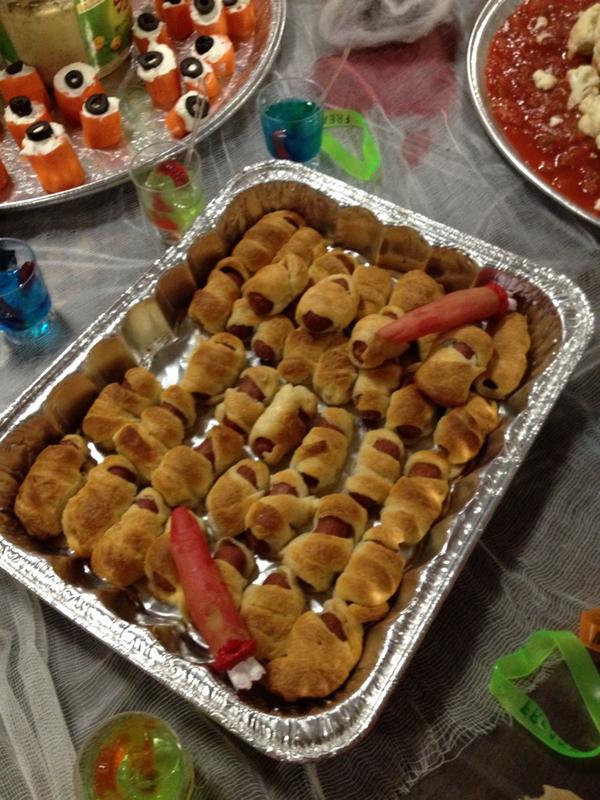 grace_balta's tweet photo. @0983Hackensack @HomeDepot Celebrating $80000 recoveries #SnacksToDieFor#MummyDogs #MudPie #AppleTeeth #SpiderWiches http://t.co/DBxkTBpPaF
