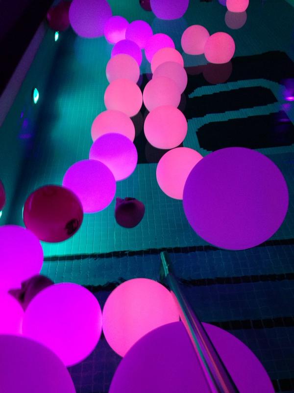 ampcalgary's tweet photo. Is that a HEAD in there????? @Aloft_Calgary #AMPParty http://t.co/CdayD38N7y