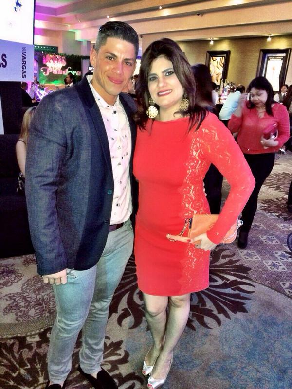 ROGY25's tweet photo. Dias pasados en #DM2014 con mi bella tia @MariaEsedia disfrutando del excelente desfile de @carlosdemoya http://t.co/hZ78LQUPrR